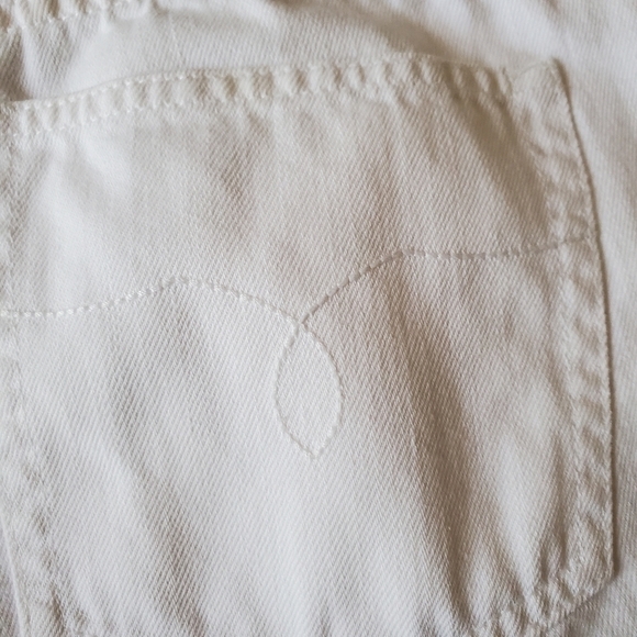 CONSERVATIVE White Bermuda Shorts - Picture 11 of 12